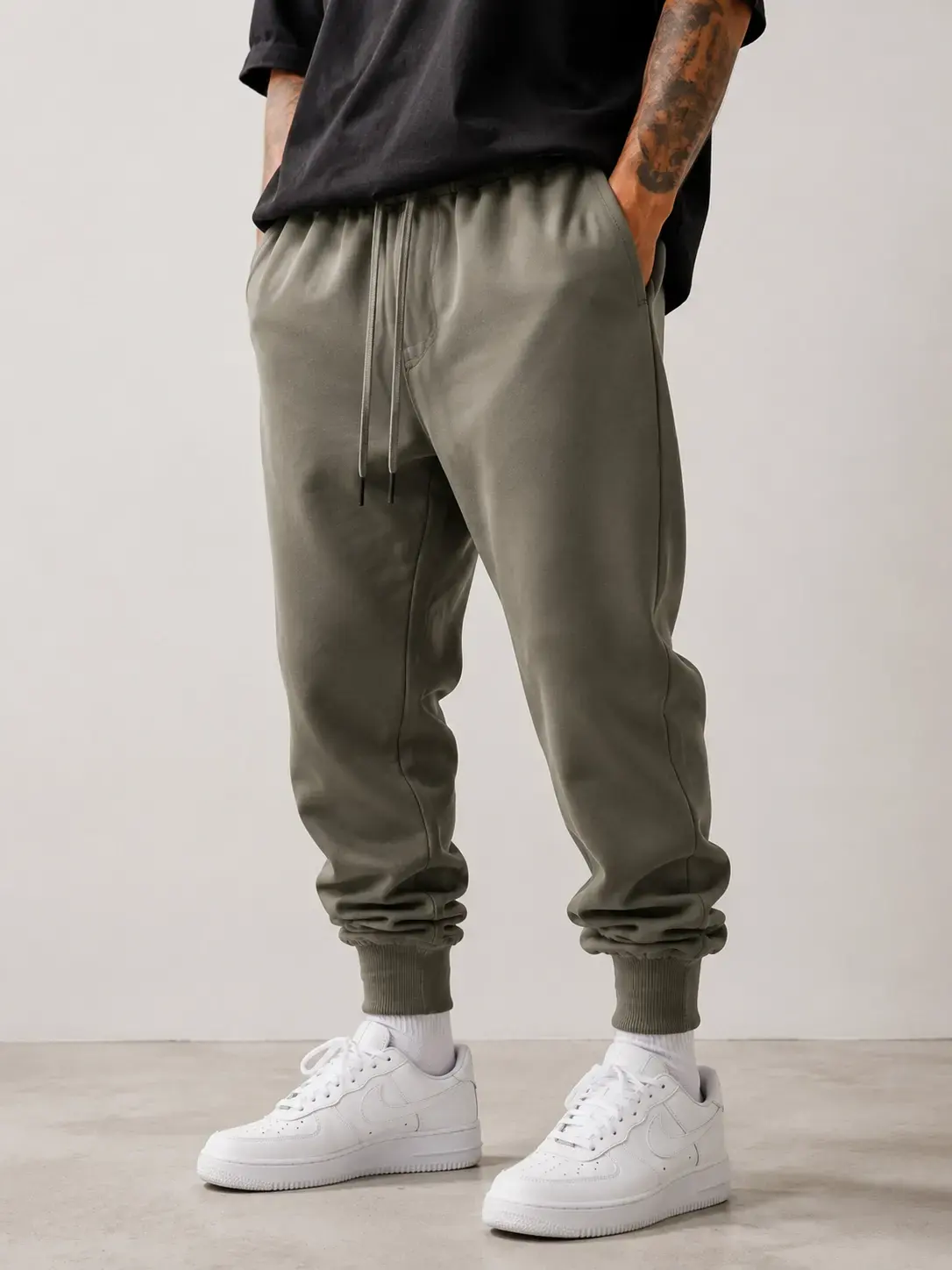 Streetwear jogger pants with relaxed fit and tapered leg shape